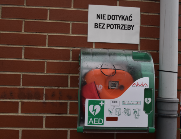Defibrylator AED na budynku szkoły
