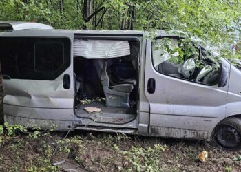 Bus uderzył w drzewo