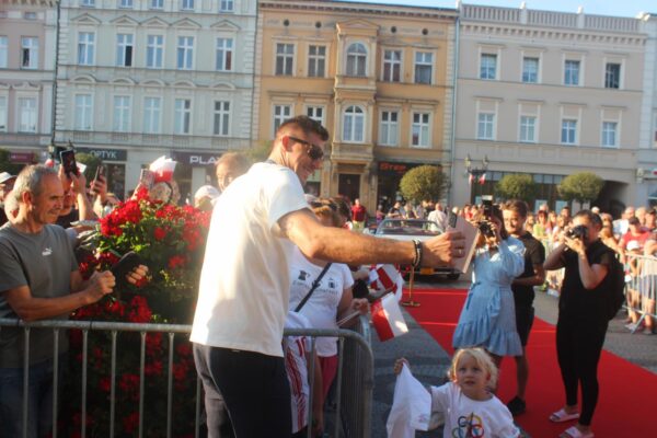 Srebrny medalista przywitany na rynku