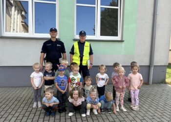 Policjanci z wizytą u „Parkowych Skrzatów”