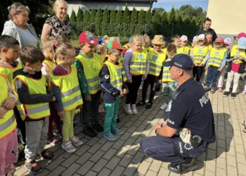 Policjanci z wizytą u „Parkowych Skrzatów”