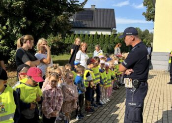 Policjanci z wizytą u „Parkowych Skrzatów”