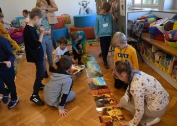 Pierwszaki z krotoszyńskiej Jedynki w bibliotece