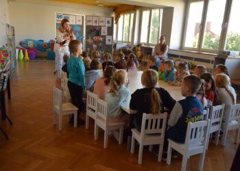 Pierwszaki z krotoszyńskiej Jedynki w bibliotece