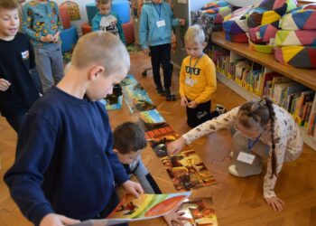 Pierwszaki z krotoszyńskiej Jedynki w bibliotece