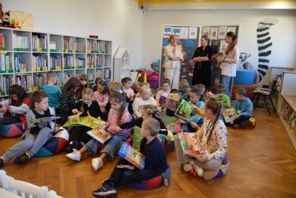 Pierwszaki z krotoszyńskiej Jedynki w bibliotece