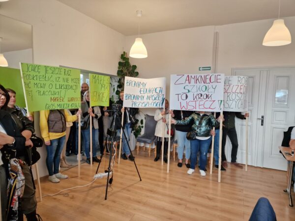 Sesja Rady Gminy i protest mieszkańców