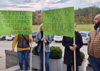 Sesja Rady Gminy i protest mieszkańców