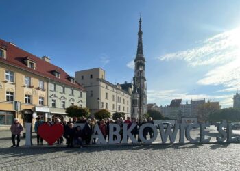 Seniorzy odwiedzili kopalnię złota i Krzywą Wieżę