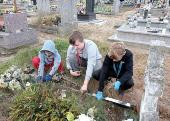 Uczniowie porządkowali zapomniane groby