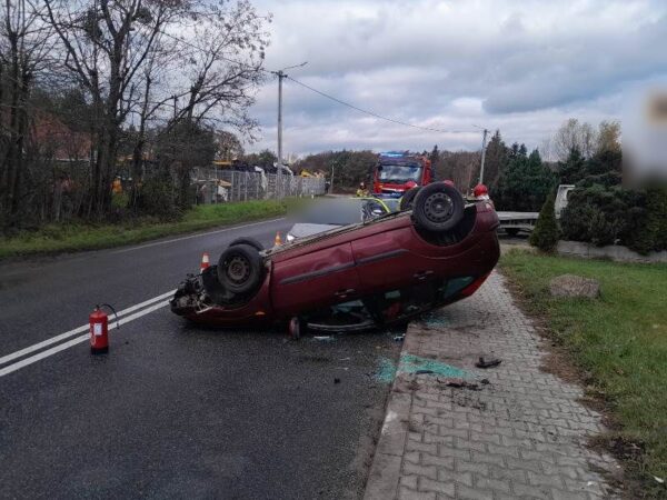 „Dachowanie” nietrzeźwego kierowcy forda w Miłochowicach