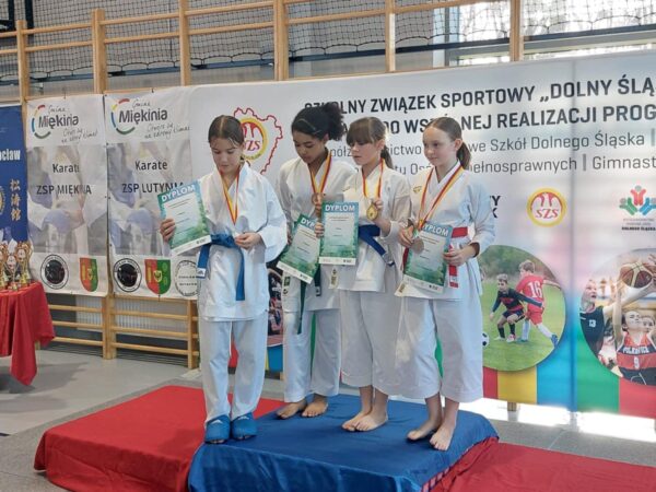 Sukcesy uczennic z Cieszkowa na Finałach Karate w Lutyni