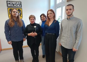 Młodzi studenci na spotkaniu w starostwie