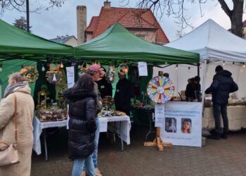 Świąteczna kraina na dziedzińcu Urzędu Miejskiego